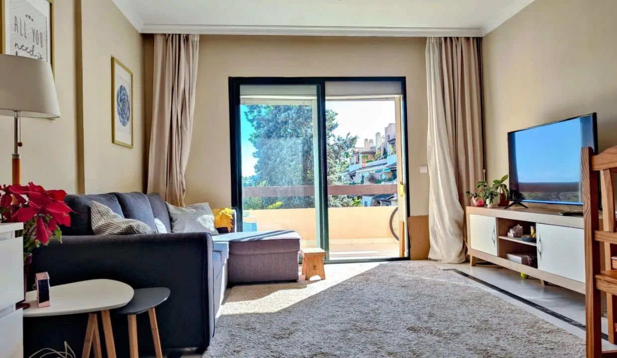 Salon avec canapé gris anthracite, tapis clair – appartement à louer, Las Terrazas de Bel Air, Estepona