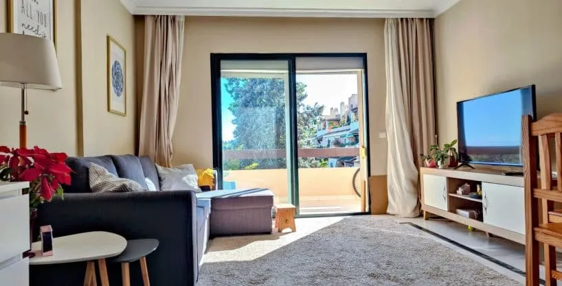 Salon avec canapé gris anthracite, tapis clair – appartement à louer, Las Terrazas de Bel Air, Estepona