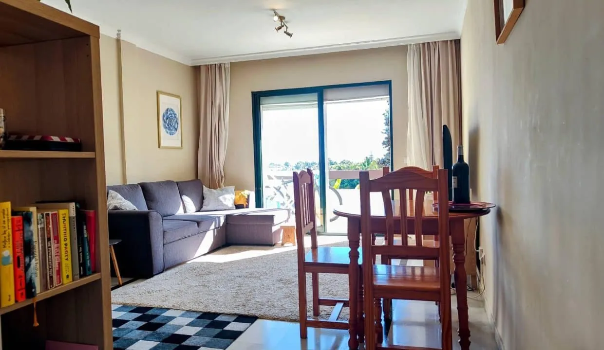 Salon avec canapé gris et baie vitrée ouvrant sur la terrasse – appartement à louer, Las Terrazas de Bel Air, Estepona