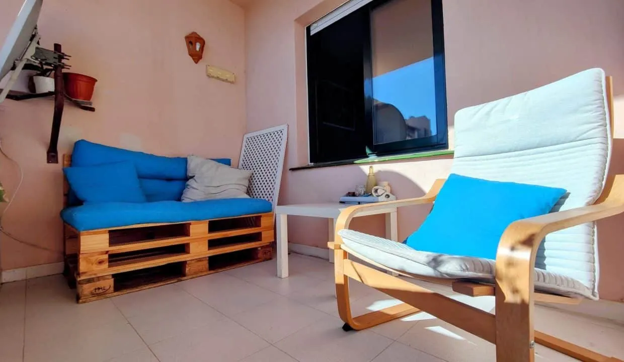Balcon couvert avec banquette en palettes à coussins bleus – appartement à louer, Las Terrazas de Bel Air, Estepona