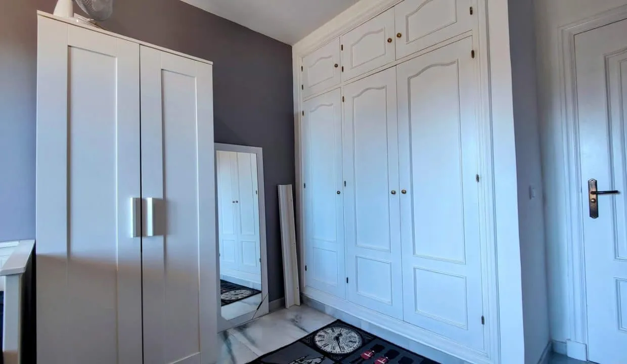 Chambre aux placards blancs encastrés et armoire, mur gris – appartement à louer, Las Terrazas de Bel Air, Estepona