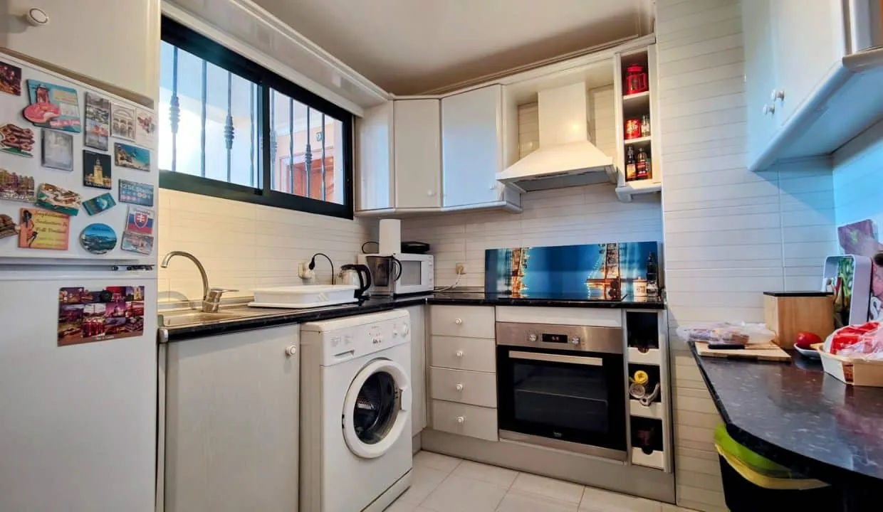 Cuisine équipée blanche et noire avec lave-linge et four – appartement à louer, Las Terrazas de Bel Air, Estepona