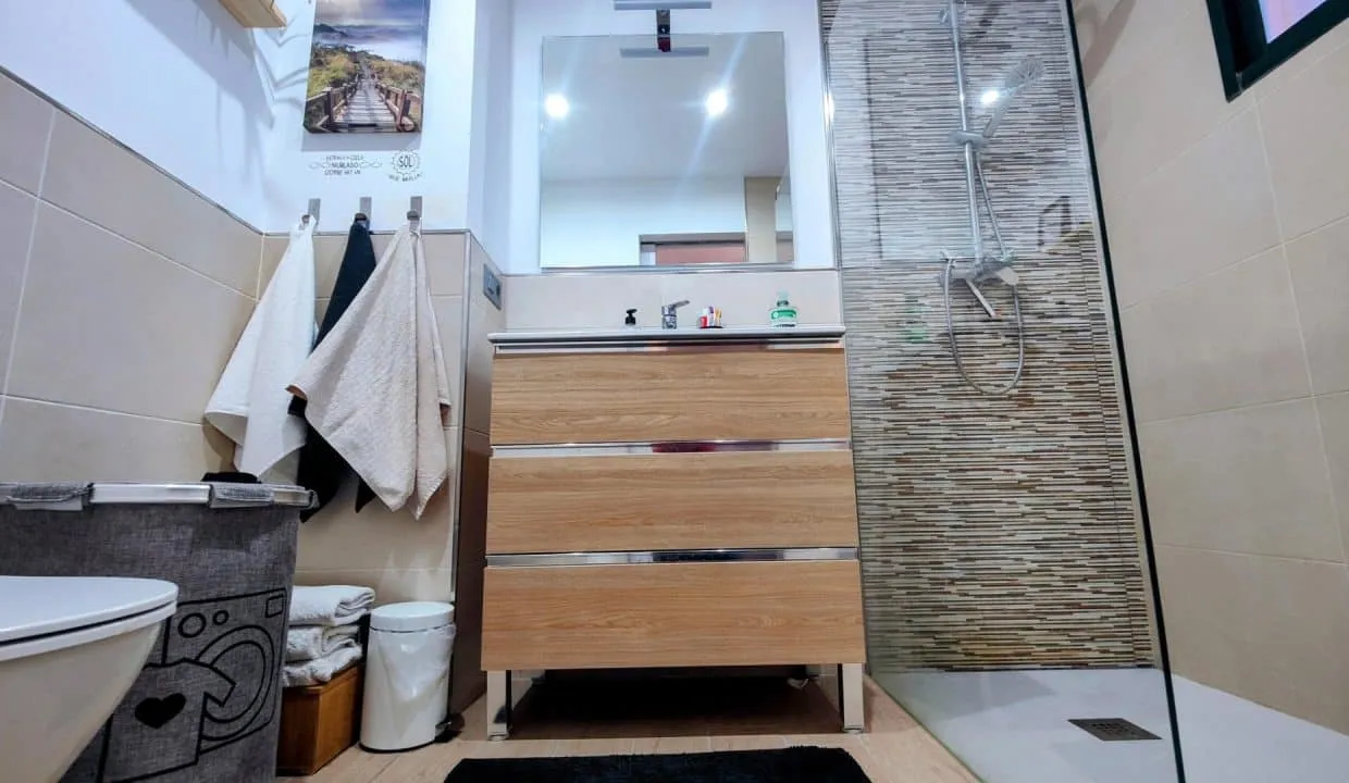 Salle de bain avec douche vitrée, meuble vasque en bois à tiroirs – appartement à louer, Las Terrazas de Bel Air, Estepona