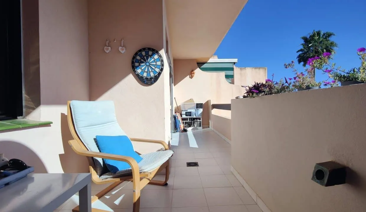 Longue terrasse ensoleillée avec fauteuil, fléchettes – appartement à louer, Las Terrazas de Bel Air, Estepona
