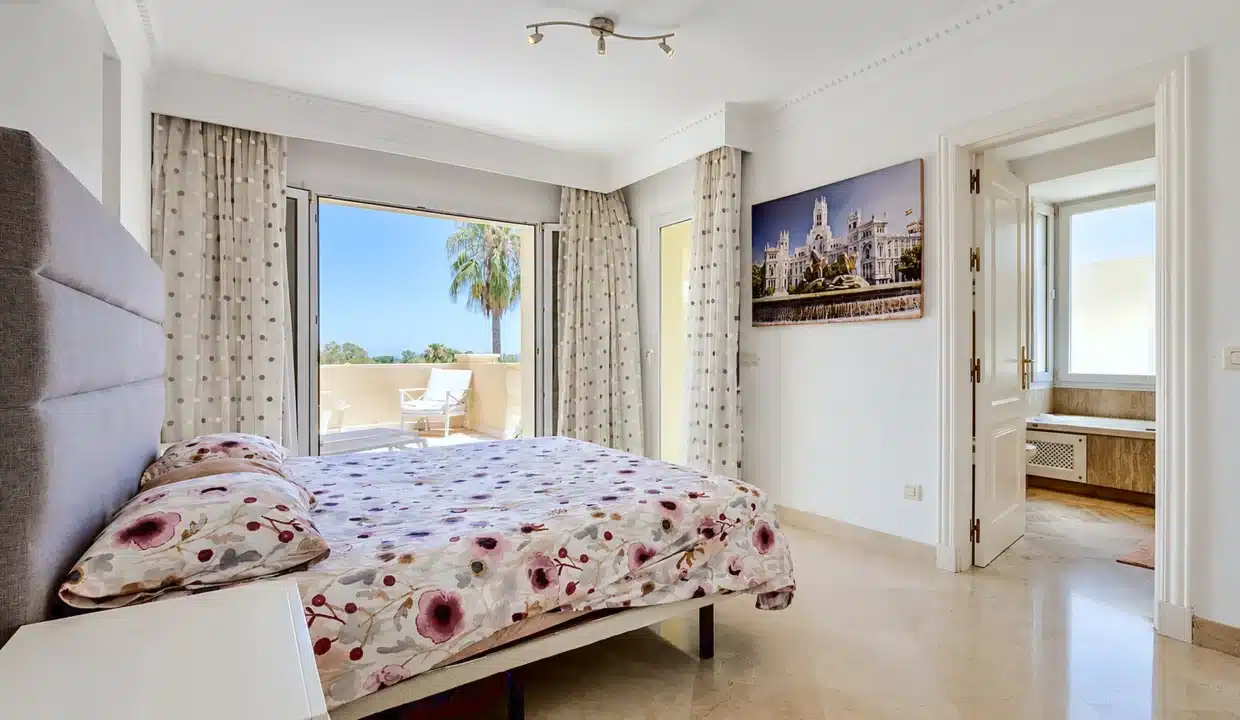 Dormitorio con cama doble y cortinas de lunares – apartamento en alquiler, Majestic Hills, Casares (ref. AL014)