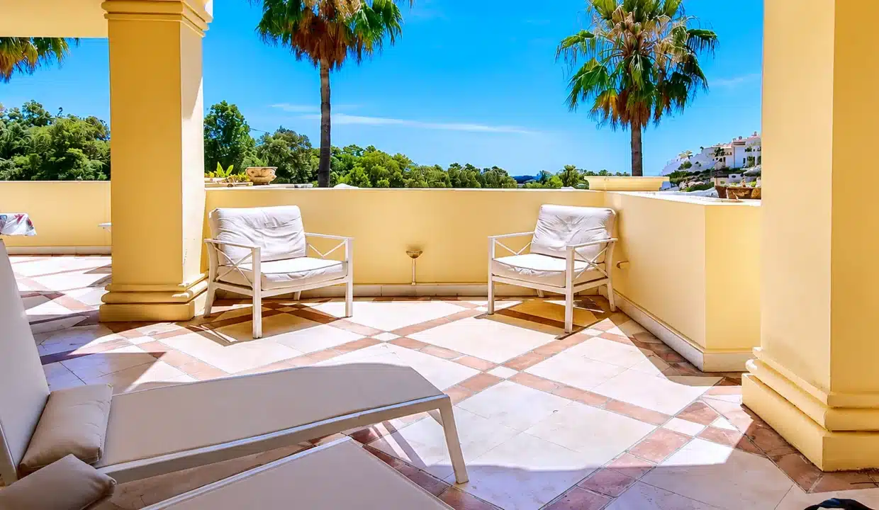 Terraza con columnas amarillas, dos sillones blancos, tumbona – apartamento en alquiler, Majestic Hills, Casares (ref. AL014)