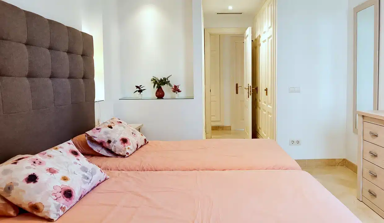 Dormitorio con dos camas juntas, colchas rosas – apartamento en alquiler, Majestic Hills, Casares (ref. AL014)