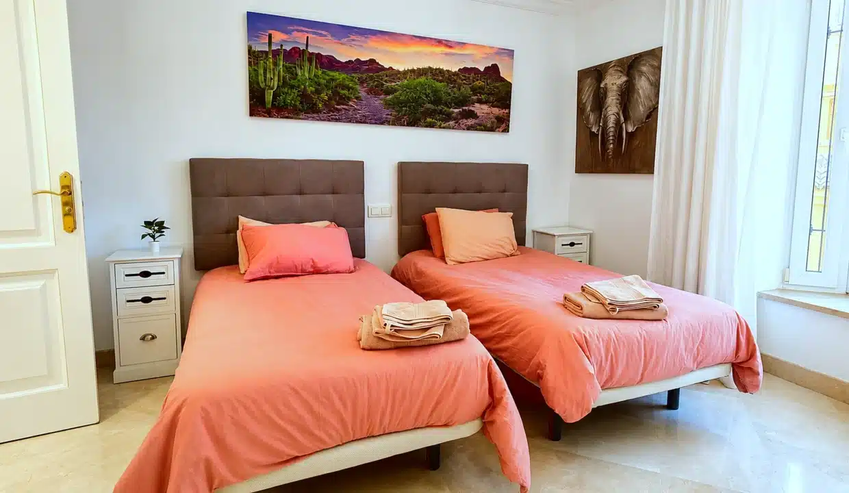 Dormitorio con dos camas individuales en coral – apartamento en alquiler, Majestic Hills, Casares (ref. AL014)