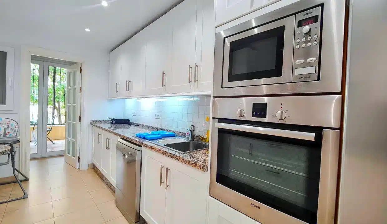 Cocina blanca con horno y microondas Bosch empotrados – apartamento en alquiler, Majestic Hills, Casares (ref. AL014)