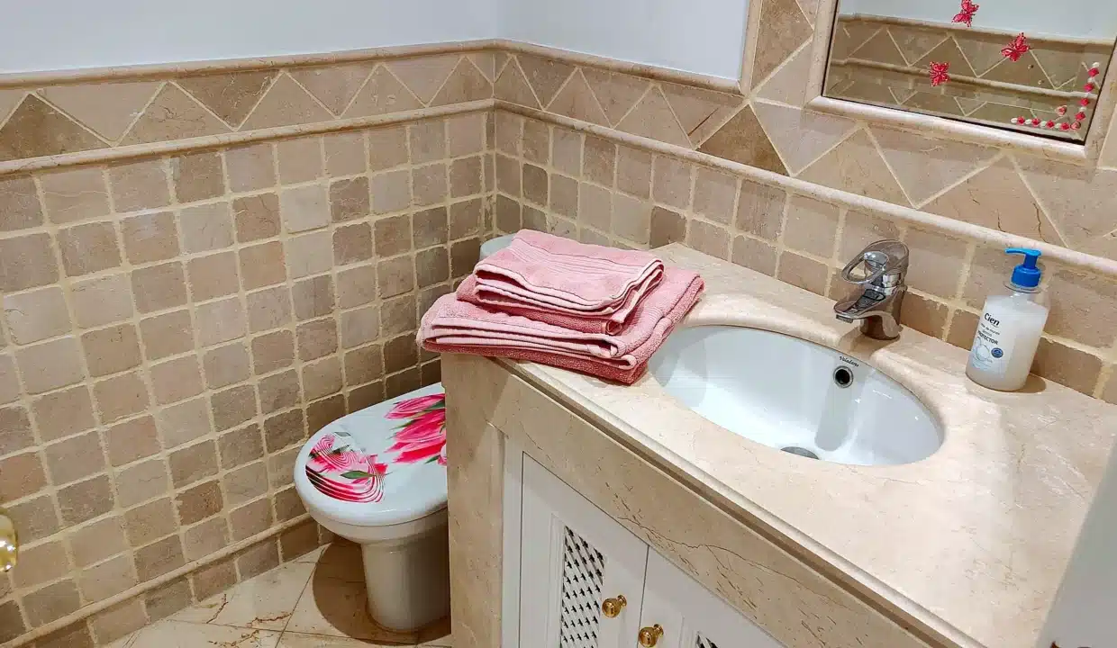 Baño con azulejos beige, lavabo encastrado – apartamento en alquiler, Majestic Hills, Casares (ref. AL014)