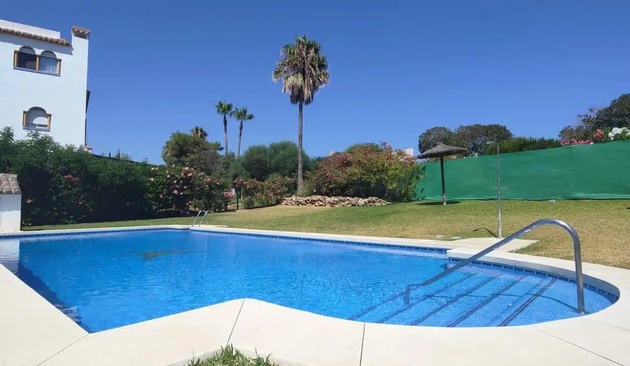 Piscine entourée de pelouse, avec parasols en paille – maison de ville à louer, Marina Casares, Casares (réf. AL053)