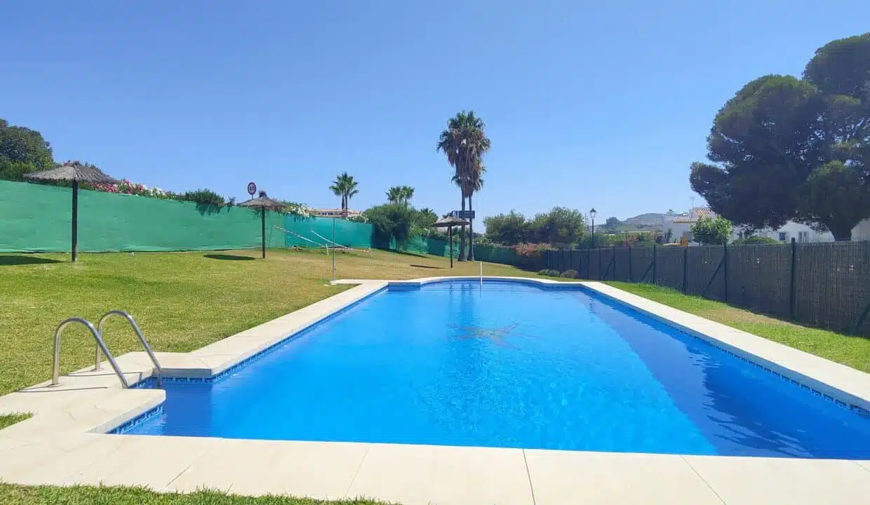Piscine bordée de pelouse, parasols en paille et pins – maison de ville à louer, Marina Casares, Casares (réf. AL053)
