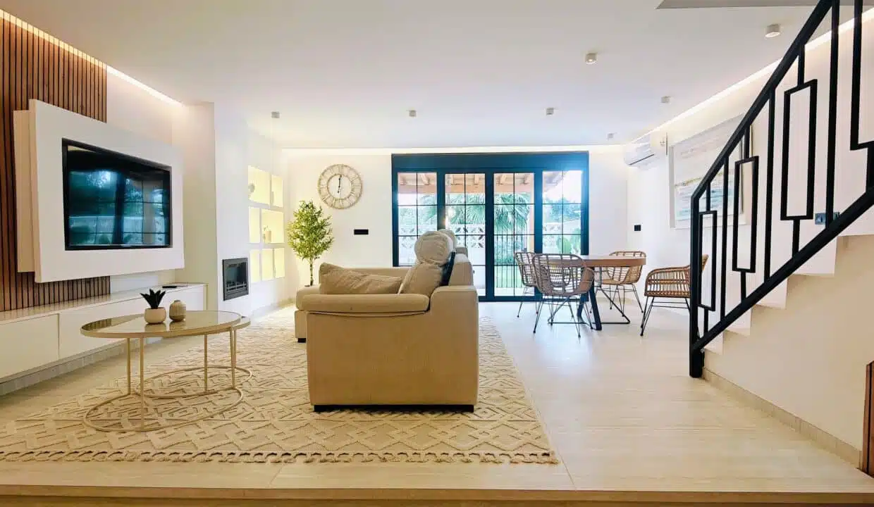 Salon moderne avec canapé crème, table à manger en rotin – maison de ville à louer, Marina Casares, Casares (réf. AL053)