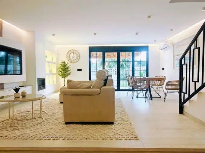 Modern living room with cream sofa, rattan dining set – townhouse for rent, Marina Casares, Casares (ref. AL053)