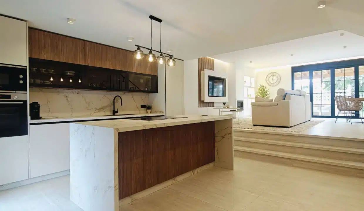 Cuisine ouverte avec îlot marbre et noyer – maison de ville à louer, Marina Casares, Casares (réf. AL053)