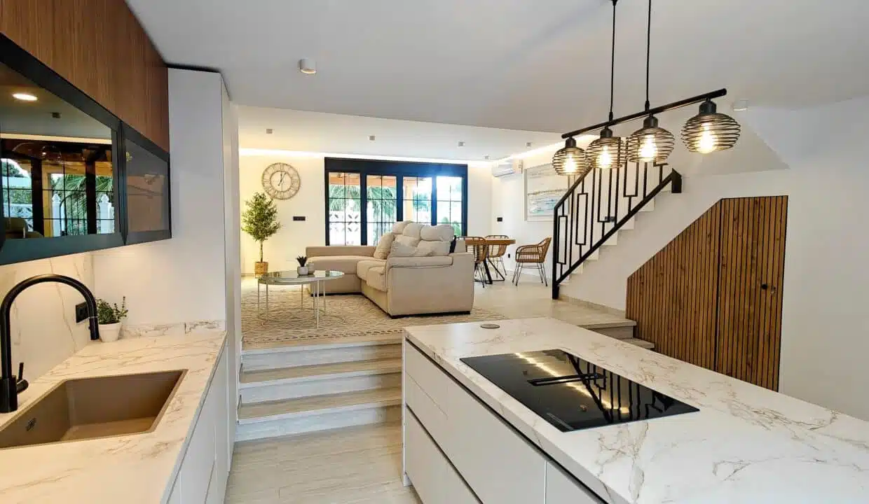 Cuisine ouverte avec îlot et plaque à induction – maison de ville à louer, Marina Casares, Casares (réf. AL053)