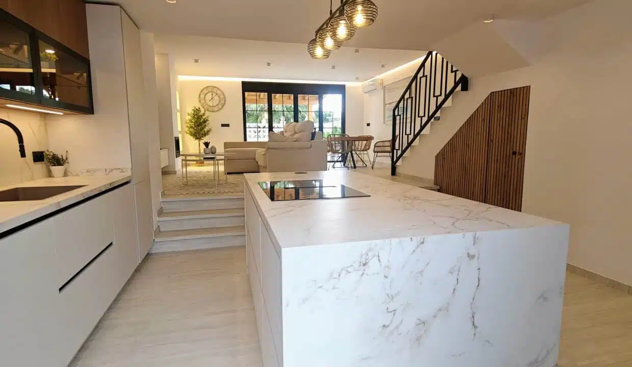 Cuisine ouverte avec îlot en marbre, salon au fond – maison de ville à louer, Marina Casares, Casares (réf. AL053)