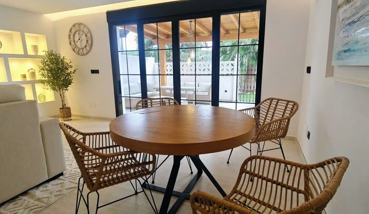 Coin repas avec table ronde, chaises en rotin – maison de ville à louer, Marina Casares, Casares (réf. AL053)