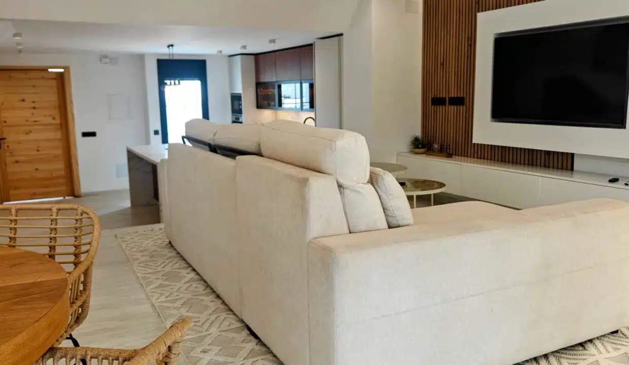 Séjour moderne avec table ronde en bois, canapé crème – maison de ville à louer, Marina Casares, Casares (réf. AL053)