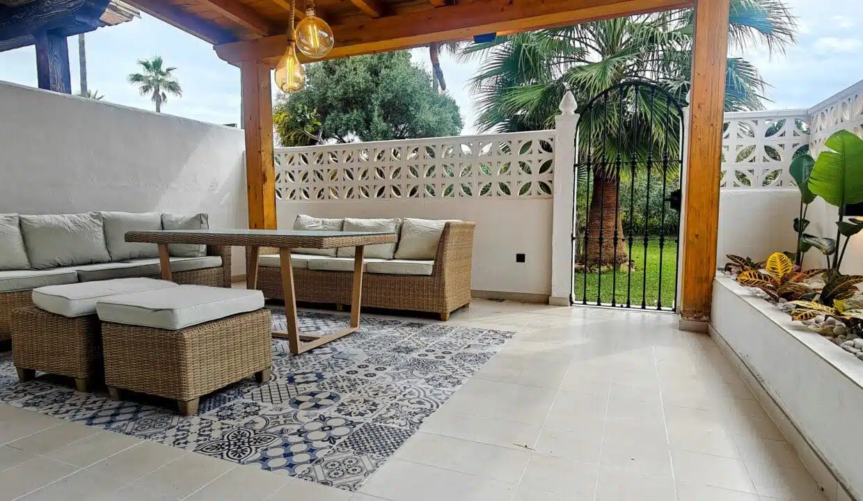 Terrasse couverte avec salon de jardin en rotin – maison de ville à louer, Marina Casares, Casares (réf. AL053)