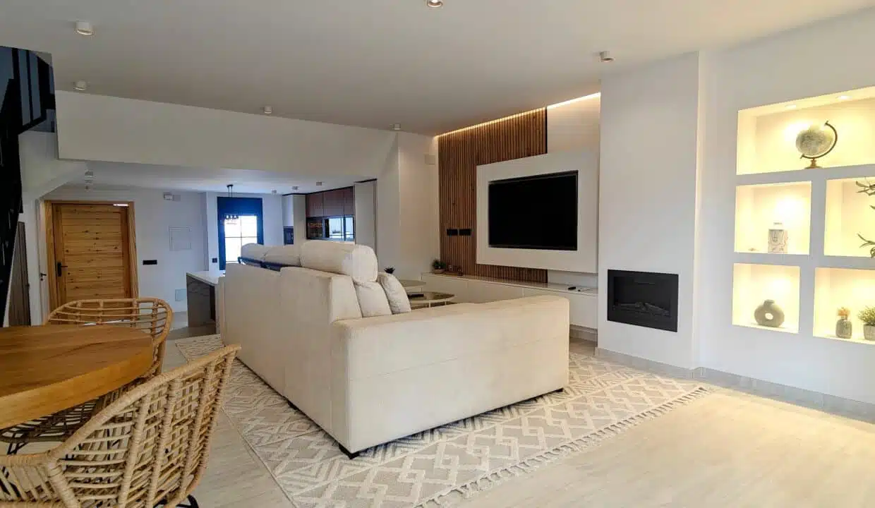 Séjour avec canapé crème, télévision, cheminée – maison de ville à louer, Marina Casares, Casares (réf. AL053)