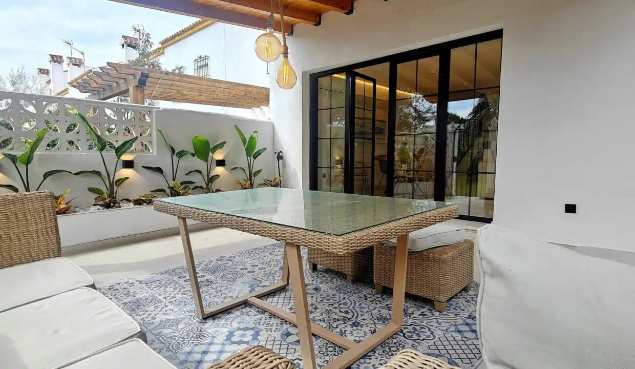Terrasse couverte avec salon en rotin, table en verre – maison de ville à louer, Marina Casares, Casares (réf. AL053)