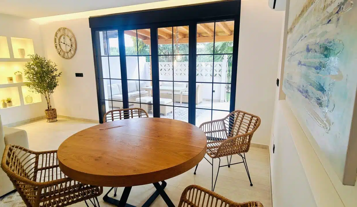 Table ronde en bois, chaises en rotin et grand tableau bleu – maison de ville à louer, Marina Casares, Casares (réf. AL053)