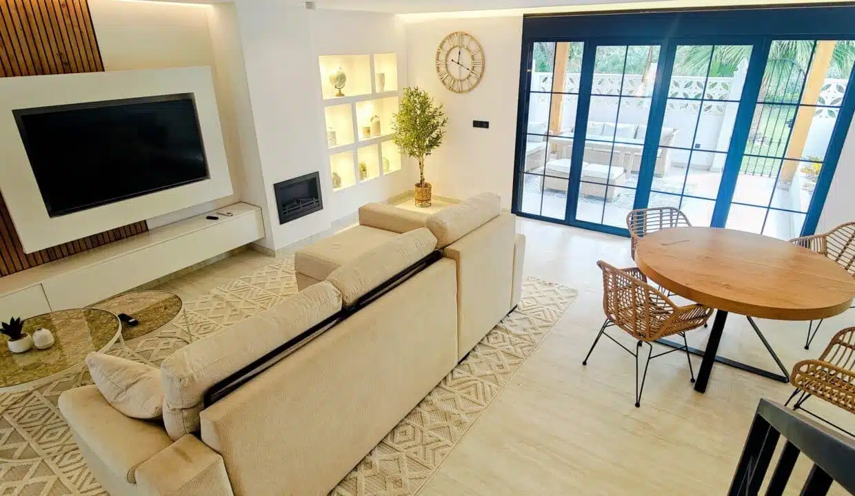 Séjour avec canapé beige, table ronde – maison de ville à louer, Marina Casares, Casares (réf. AL053)
