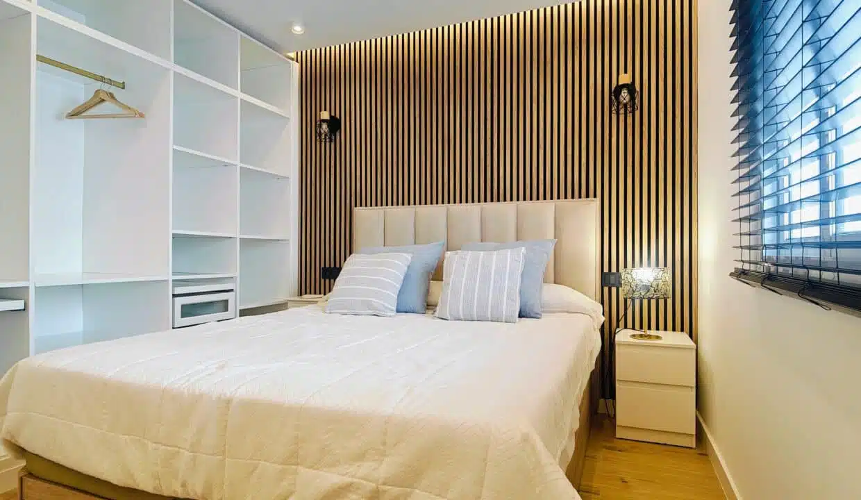 Chambre double au mur de lattes de bois – maison de ville à louer, Marina Casares, Casares (réf. AL053)