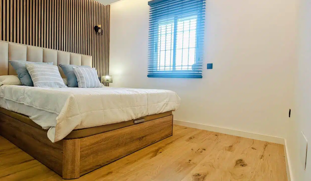 Chambre double avec lit coffre, tête de lit capitonnée – maison de ville à louer, Marina Casares, Casares (réf. AL053)
