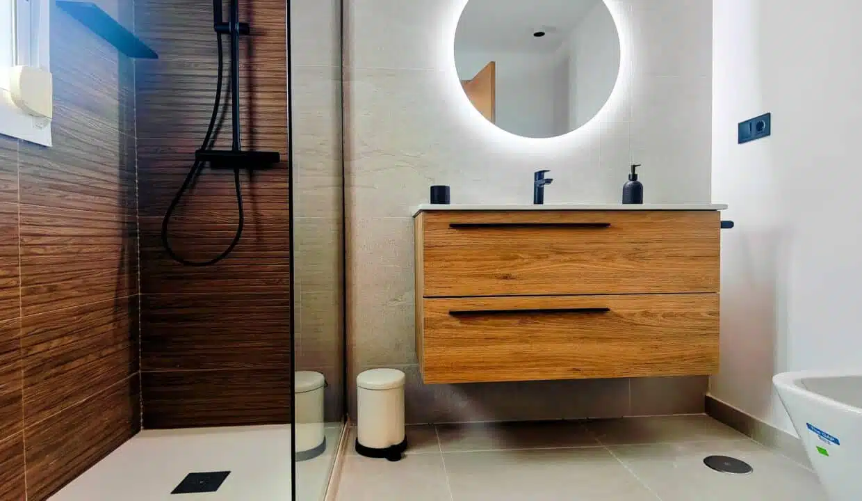 Salle de bain avec douche à l'italienne, meuble en bois – maison de ville à louer, Marina Casares, Casares (réf. AL053)