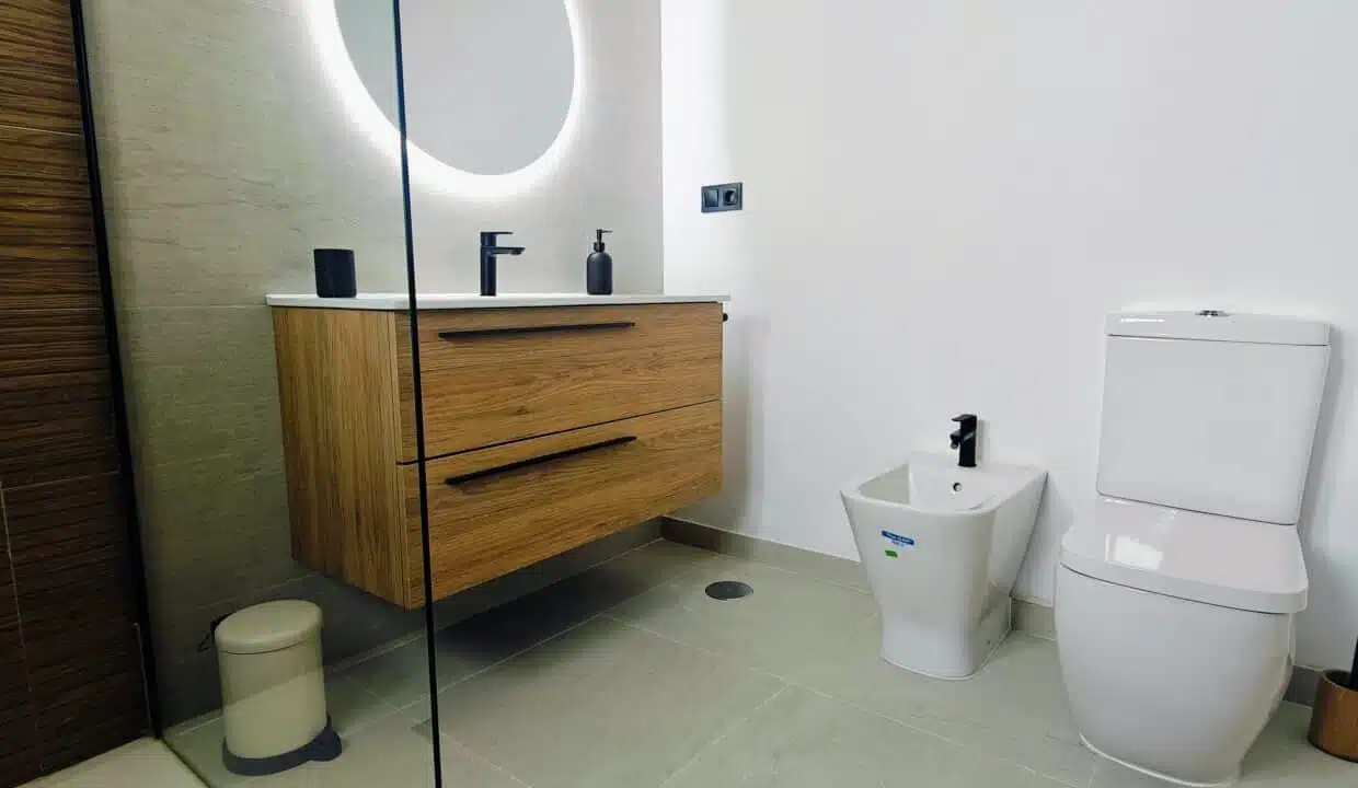 Salle de bain avec meuble vasque en bois – maison de ville à louer, Marina Casares, Casares (réf. AL053)
