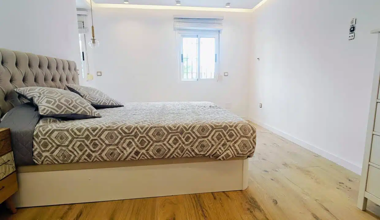 Chambre double à tête de lit capitonnée grise, parquet – maison de ville à louer, Marina Casares, Casares (réf. AL053)