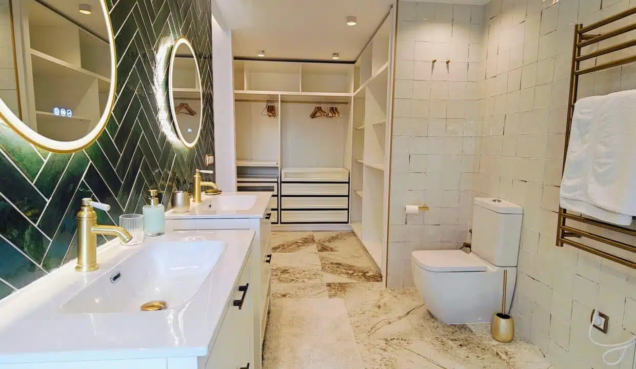 Salle de bain avec carreaux verts en chevrons, double vasque – maison de ville à louer, Marina Casares, Casares (réf. AL053)