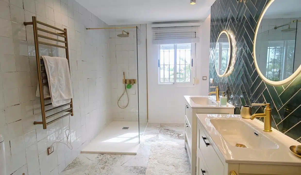 Salle de bain avec douche à l'italienne, double vasque – maison de ville à louer, Marina Casares, Casares (réf. AL053)