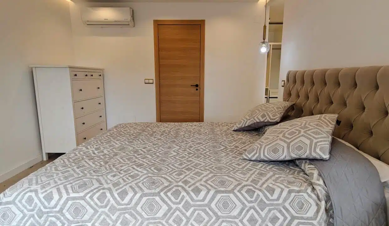 Chambre avec grand lit à tête de lit capitonnée beige – maison de ville à louer, Marina Casares, Casares (réf. AL053)