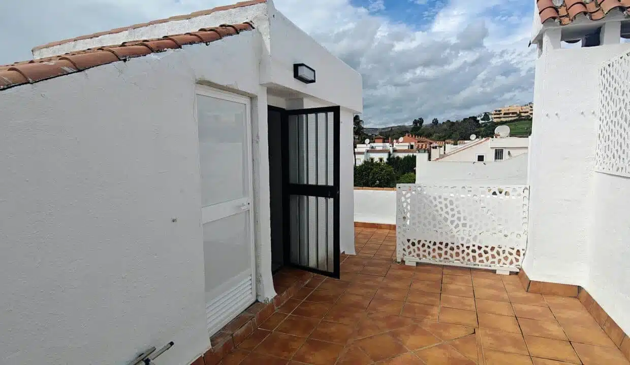 Terrasse aux murs blancs ajourés, sol en terre cuite – maison de ville à louer, Marina Casares, Casares (réf. AL053)