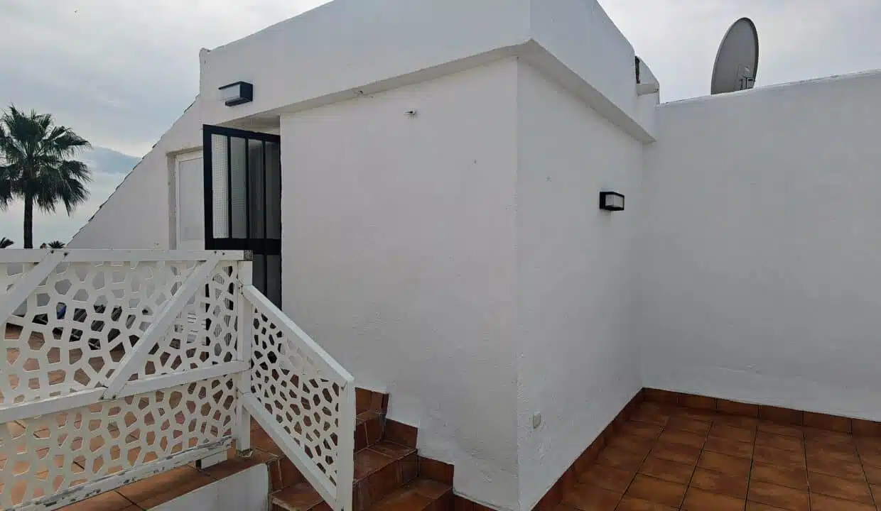 Terrasse sur le toit aux murs blancs et balustrade ajourée – maison de ville à louer, Marina Casares, Casares (réf. AL053)