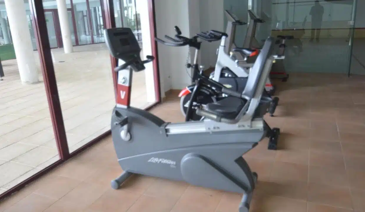 Salle de sport avec vélos d'appartement – appartement à louer, Parque Botanico, Benahavís (réf. AL035)