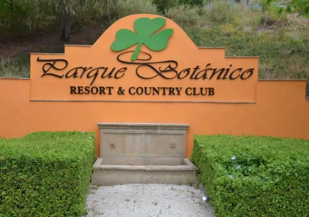 Panneau orange du Parque Botánico Resort & Country Club – appartement à louer, Parque Botanico, Benahavís (réf. AL035)