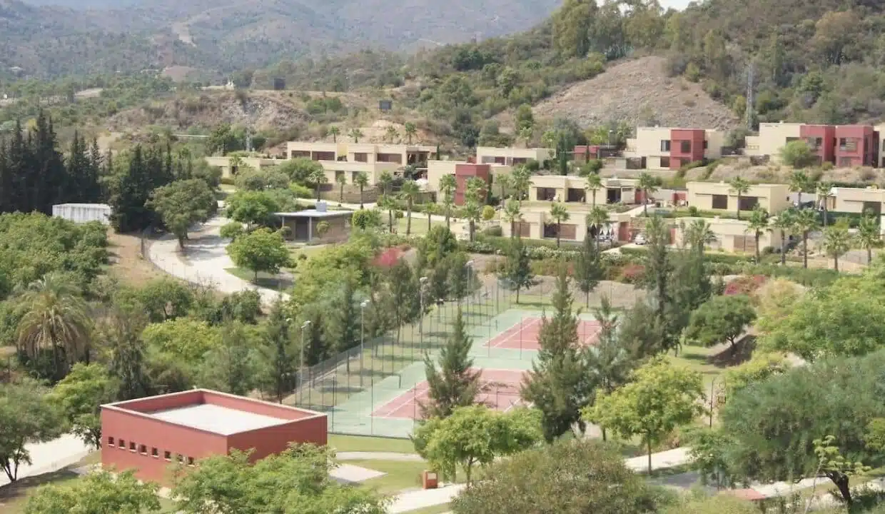Résidence aux bâtiments bas, courts de tennis – appartement à louer, Parque Botanico, Benahavís (réf. AL035)