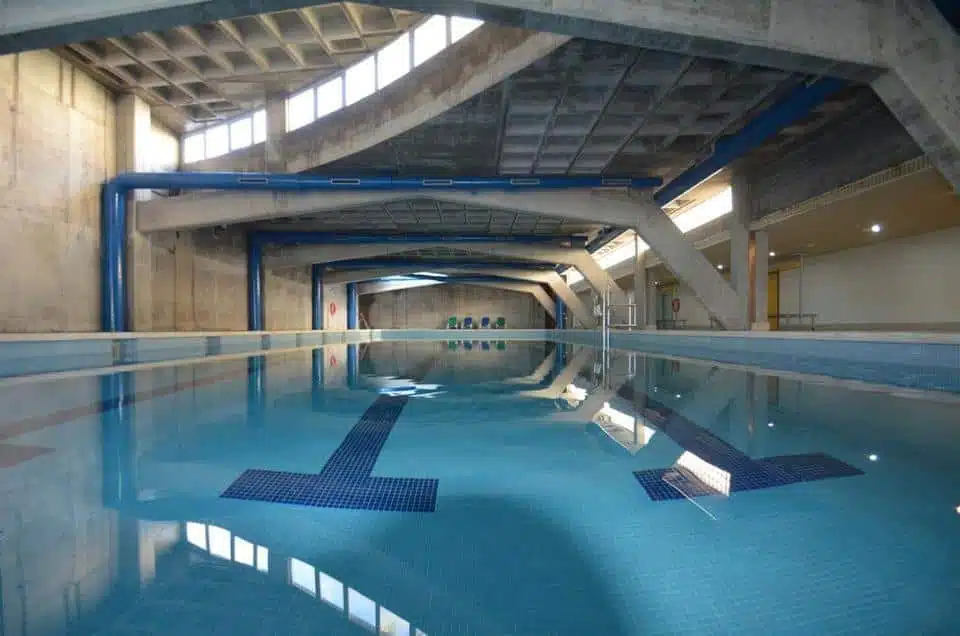 Piscine intérieure couverte aux carreaux bleus – appartement à louer, Parque Botanico, Benahavís (réf. AL035)