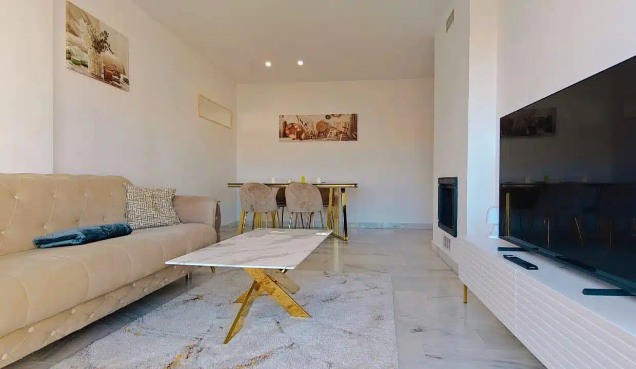Salon au canapé capitonné beige, table basse dorée – appartement à louer, Parque Botanico, Benahavís (réf. AL035)