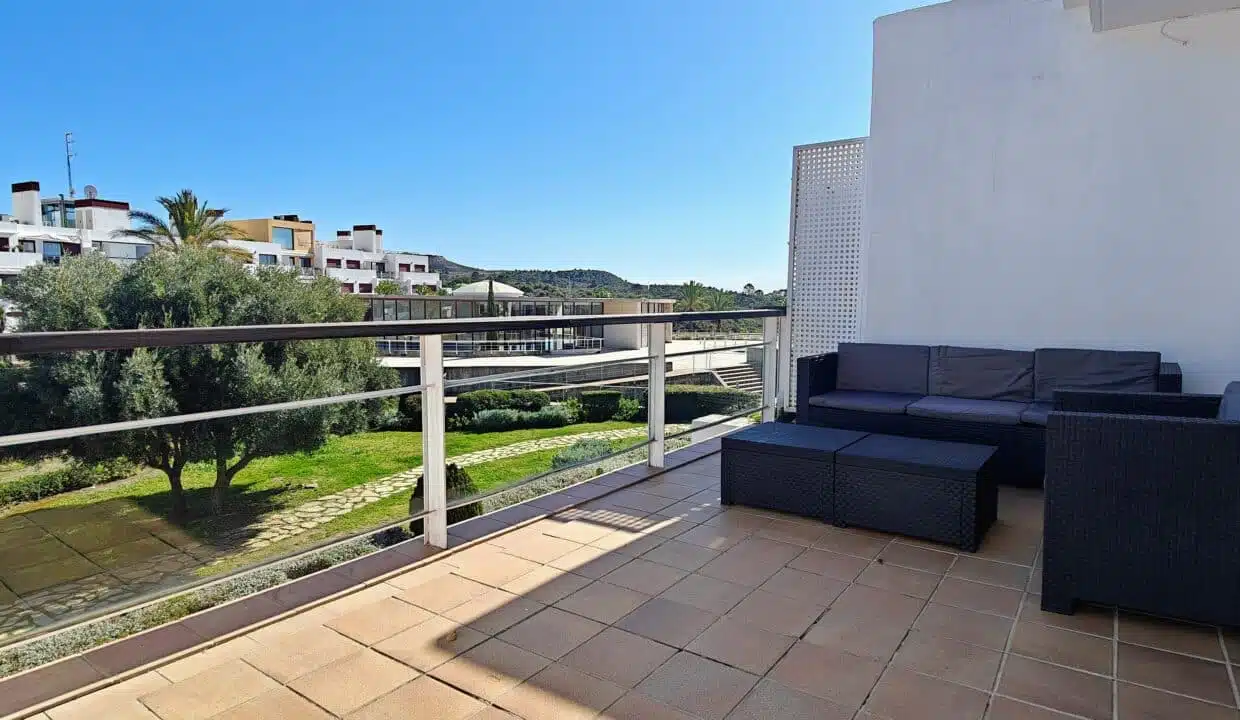 Terrasse avec salon en rotin, garde-corps vitré – appartement à louer, Parque Botanico, Benahavís (réf. AL035)