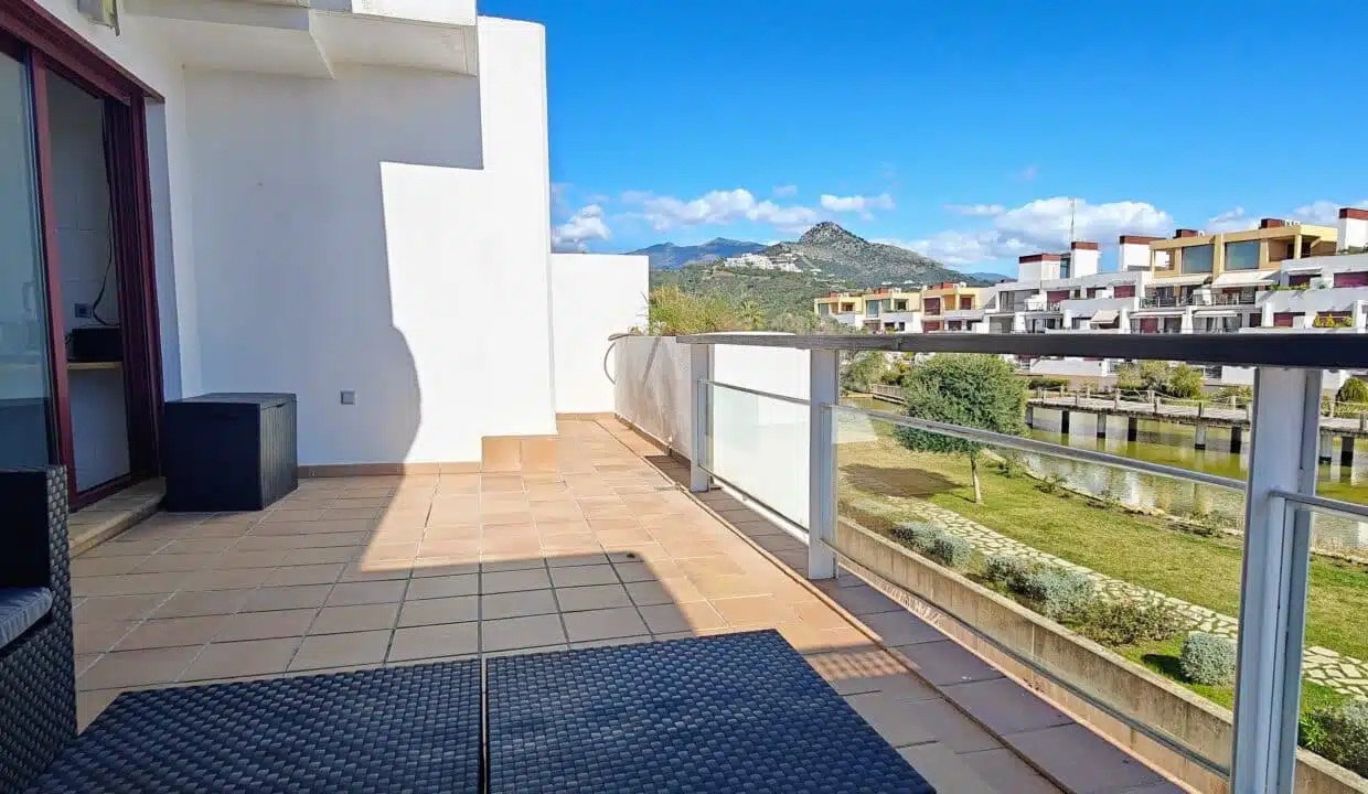 Terrasse avec fauteuils en rotin noir et vue sur un plan d'eau – appartement à louer, Parque Botanico, Benahavís (réf. AL035)