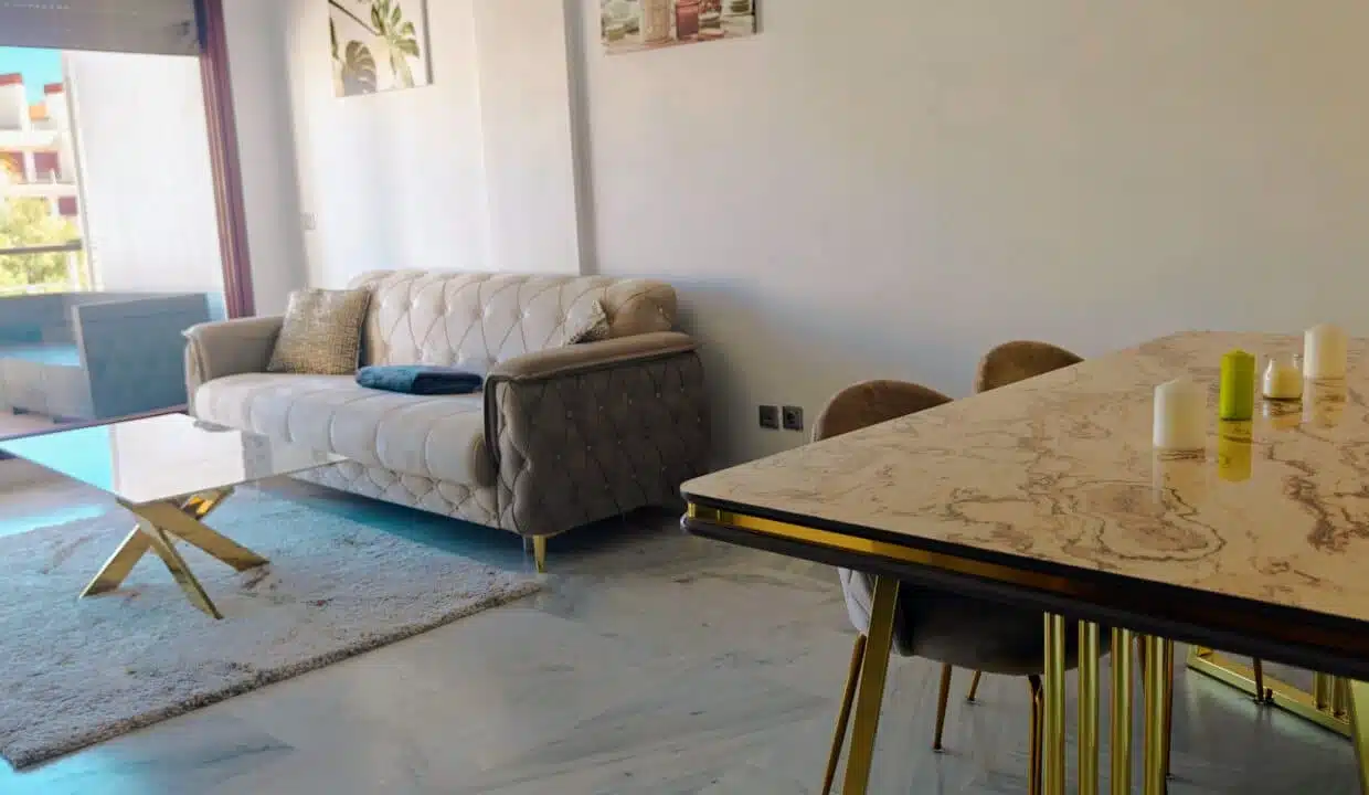 Séjour avec canapé capitonné et table à manger effet marbre – appartement à louer, Parque Botanico, Benahavís (réf. AL035)