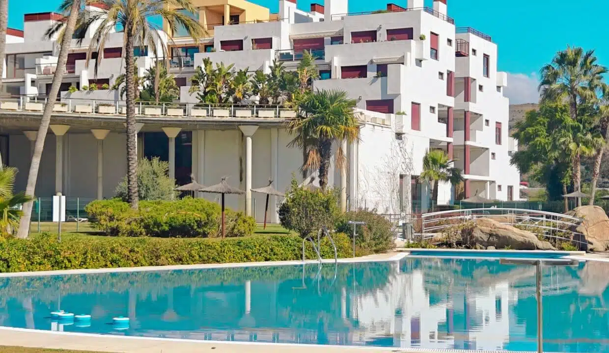 Résidence blanche à terrasses, piscine et palmiers – appartement à louer, Parque Botanico, Benahavís (réf. AL035)