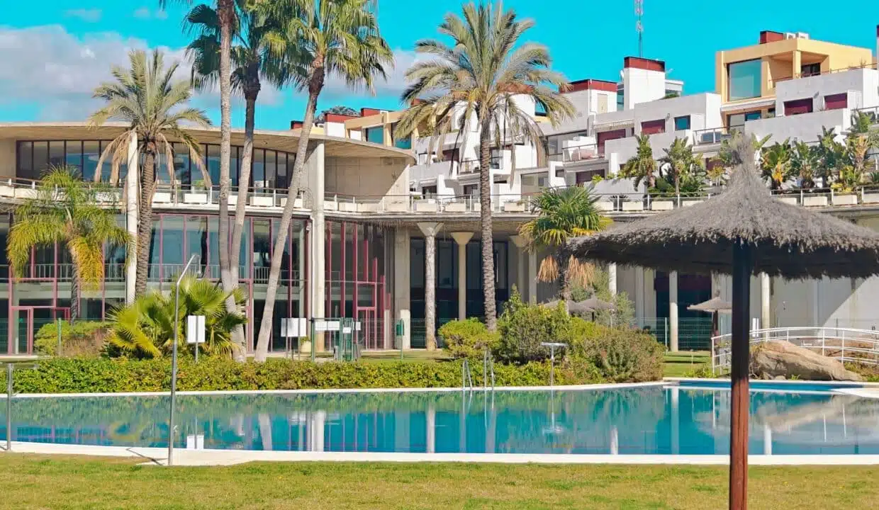 Piscine devant la résidence moderne, palmiers – appartement à louer, Parque Botanico, Benahavís (réf. AL035)