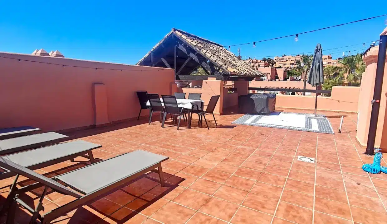 Gran terraza en la azotea con tumbonas, mesa de comedor – ático en alquiler, Casares del Sol, Casares (ref. AL013)