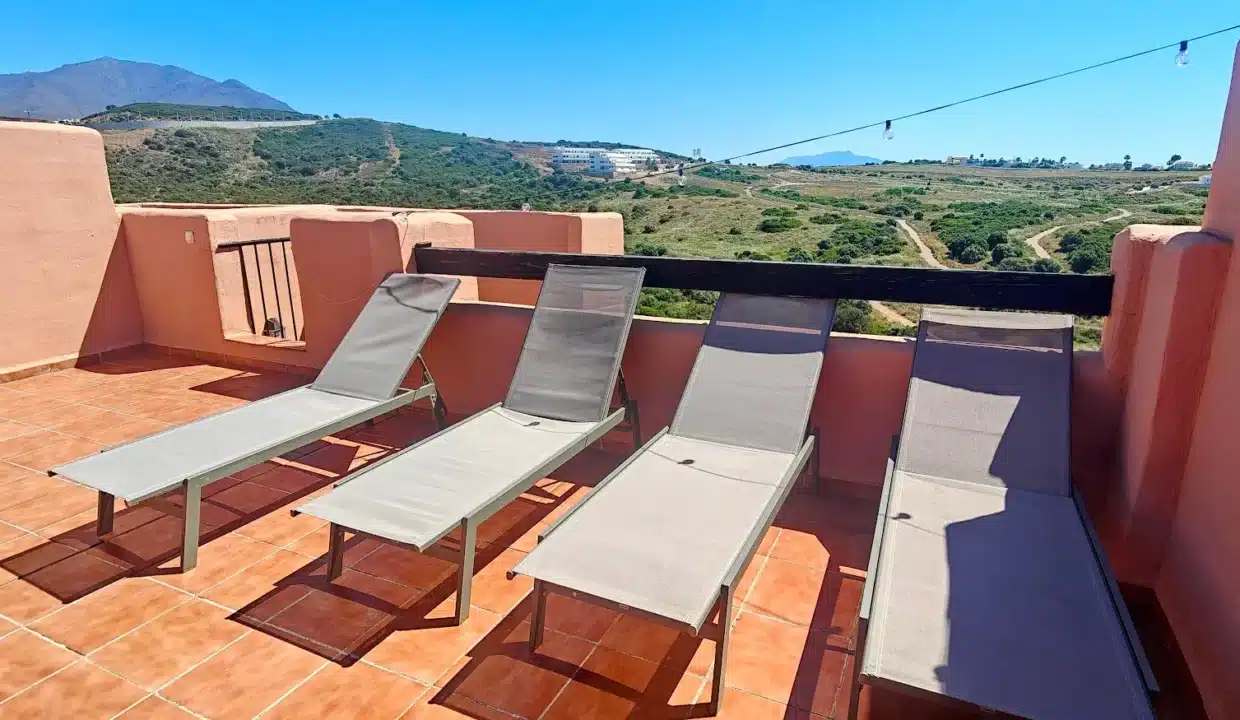 Terraza con cuatro tumbonas grises y vistas al valle – ático en alquiler, Casares del Sol, Casares (ref. AL013)